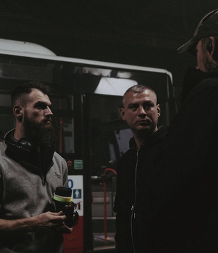 Steadicam оператор Dmytro Kuryliuk знімає сцену з автобусом