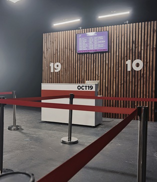 Декорації аеропорту в павільйоні: зйомка кліпу KOLA Salut Papa у SP Studio