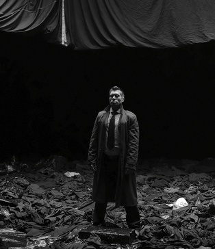 Антон-Гутянський-гафер-Павільйон-з-білою-циклорамою-Київ-зйомка-кліпа-в-студії-Київ-біла-студія