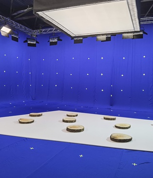 Сцена на білому подіумі — overhead світло, камера на крані, Blue Screen з трекінг‑маркерами, SP Studio