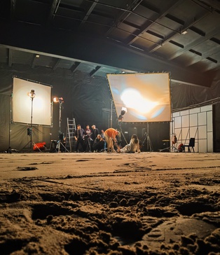 Фото на піску | зйомка на піску | Зала з піском | студія з піском | пляж у фотостудії | чорний павільон для зйомок