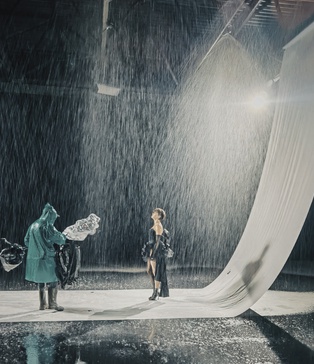 штучний дощ студія київ  | оренда студії з дощем Київ | аквазона оренда | зйомка з дощем Київ