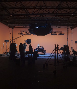 Загальний план павільйону Darkness під час масштабної постановки: рекордна зміна 24 години