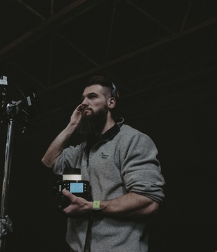 Гафер Leonid Sidorenko працює зі світлом у павільйоні Movie Space