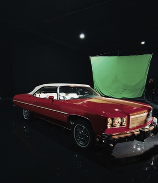 Ретро кабріолет у павільйоні SP Studio — сцена з кліпу Dannisha KISS на фоні хромакею