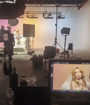 Режисер Соня Плакидюк на знімальному майданчику SP Studio: контроль плейбеку