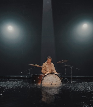 павільйон для кінозйомок з дощем | rain effect studio Kyiv | artificial rain filming Kyiv | controlled rain stage rental