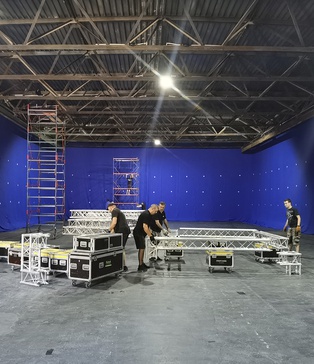 Монтаж хромакей конструкції — Blue Screen 150м × 8м, трекінг‑маркери, STAGE 3 Darkness SP Studio Київ
