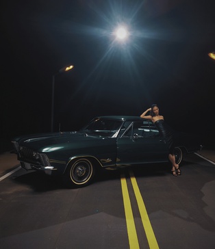 Зйомка авто: використання жорсткого світла для підкреслення текстур та металу