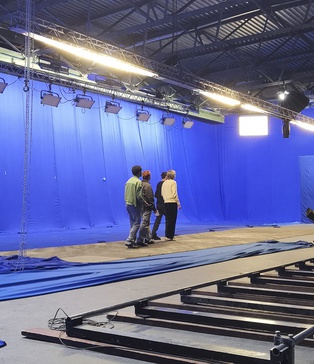 Актори у червоних костюмах на килимі — Blue Screen павільйон, SP Studio Київ, VFX сцена