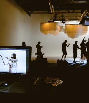 Гафери налаштовують SKY Panel S60 для м’якого контрового світла — backstage зйомки Anacosma у SP Studio