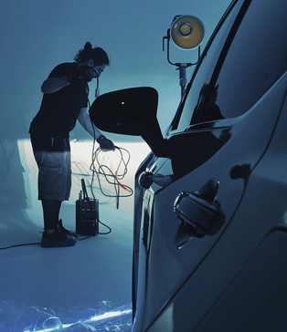 Професійна зйомка авто: робота гафера зі світлом Arri та Astera у Stage 3