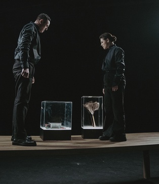 Геометрія кадру: прозорі куби, чорний фон, контрольована контровка — fashion‑зйомка Київ