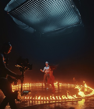 Зйомка зі штучним дощем Київ | студія для зйомки з дощем | павільйон зі штучним дощем оренда | контрольований дощ для кліпів | студія для fashion‑зйомок з дощем