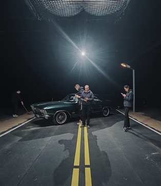 Сет-дизайн від MATERIA: відтворення траси в павільйоні для зйомок авто