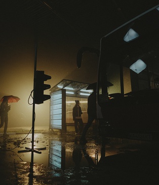 Фокус‑пулер Serhiy Zakrevskyi контролює кадр під час зйомки