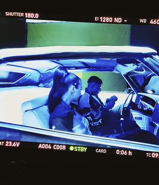 Актори всередині ретро автомобіля — кадр з монітору під час зйомки кліпу Dannisha KISS