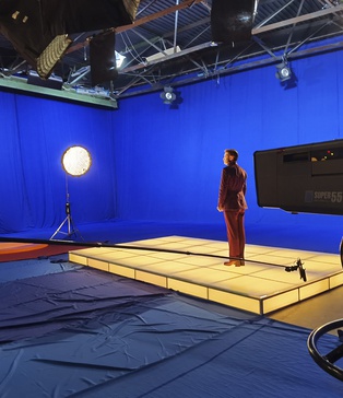 Танцювальний силует на платформі — ARRI Alexa Mini LF, SKY Panel, SP Studio Київ