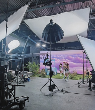 Декорації з ШІ та живими рослинами у SP Studio Movie Space