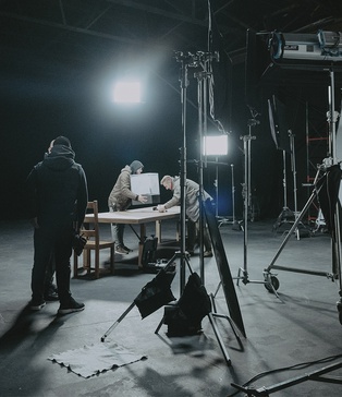 Позначки SHOT на підлозі — репетиція сцени, павільйон для відеопродакшну, Arri, DMX‑контроль