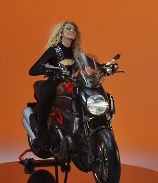 Світлова схема High-key на білій циклорамі для Олі Полякової