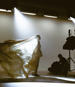 Актриса у золотистій тканині — ключовий образ рекламного маніфесту Anacosma