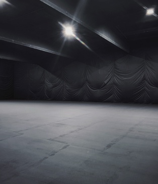 Оренда чорної студії  для авто | Автомобільна фотостудія