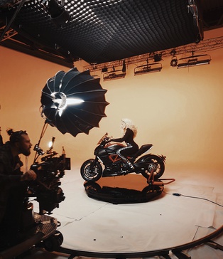 Операторська група Тіма Аврамчука: використання Dolly-системи для динамічних кадрів у павільйоні