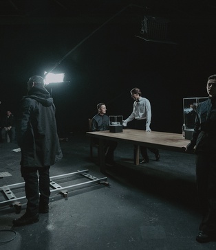 Зйомка на треку з Dolly — павільйон SP Studio, softbox освітлення, технічна команда в роботі