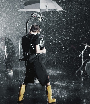 контрольований дощ у павільйоні | павільйон зі штучним дощем оренда | студія для кліпів з дощем | штучний дощ для реклами Київ