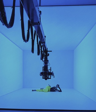 Світловий куб у павільйоні SP Studio — акторка лежить у центрі кадру, зйомка кліпу Dannisha KISS