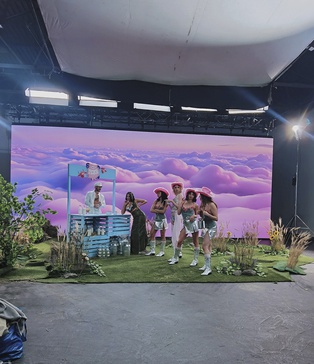 Бекстейдж зйомок MOLOKO: робота операторського крана у чорному павільйоні