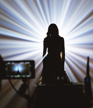 Фокус‑пулер Andrii Sukhenkyi працює з камерою на майданчику SP Studio