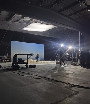 фотосесія з піском Київ | зйомка з піском в студії | пісок студія оренда зйомка | фотостудія Київ оренда | студія для фотосесії Київ | студія для fashion‑зйомки Київ | павільйон для кліпів з піском