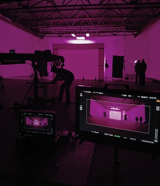 Монітори з live‑feed трансляцією сцени — технічний контроль зйомки кліпу Dannisha KISS