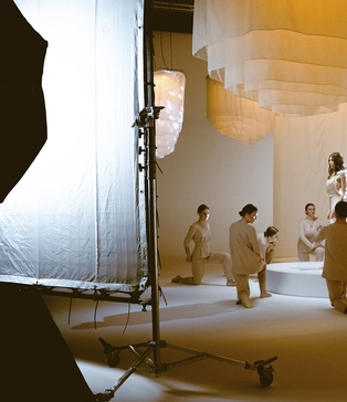 Команда Mozhem production готує білу циклораму у Stage 3 Darkness SP Studio