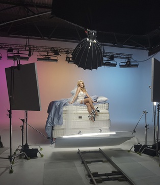 Production Design MATERIA: швидка зміна локацій у павільйоні STAGE 3 під час зйомок кліпу