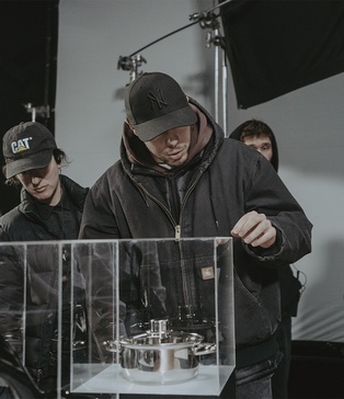 Монтаж сцени з прозорими дисплеями — павільйон Stage 3, реквізит, освітлення SkyPanel