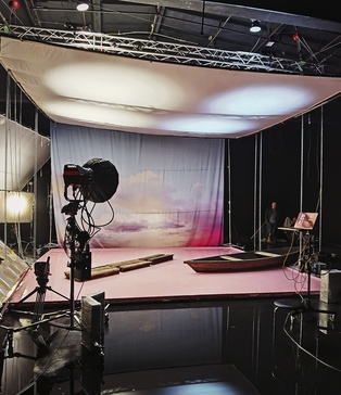 Зйомка з басейном Київ | студія для зйомки з водою | павільйон зі штучним дощем оренда | контрольований дощ для кліпів | студія для fashion‑зйомок з дощем