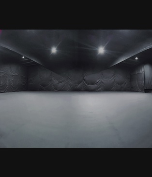 Чорна циклорама Київ | Оренда павільйону для зйомок | Чорний павільйон Київ |