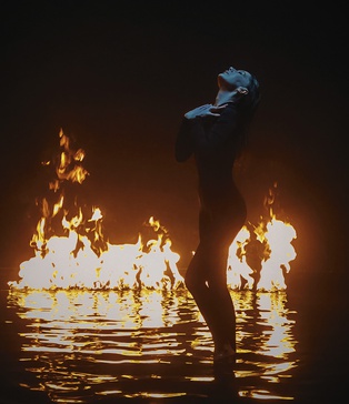 павільйон для реклами з дощем | студія для зйомки з вогнем Київ | павільйон з піротехнічними ефектами | студія для спецефектів Київ | павільйон для зйомки з басейном