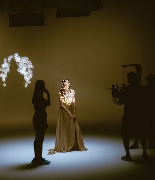 Set dressers оформлюють простір для кадру рекламного маніфесту Anacosma