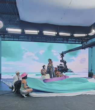 Зйомки кліпу NK MOLOKO у SP Studio: декорації з молоком та квітами