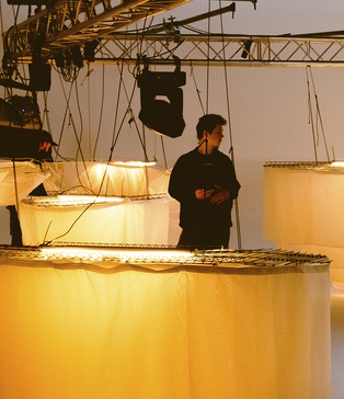 DOP Abramov AV готує ARRI Alexa Mini LF з Master Prime 35mm — технічний момент перед дублем Anacosma