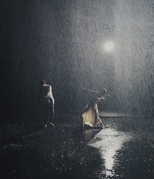 зйомка зі штучним дощем Київ | контрольований дощ у павільйоні | павільйон зі штучним дощем оренда | студія для кліпів з дощем | штучний дощ для реклами Київ