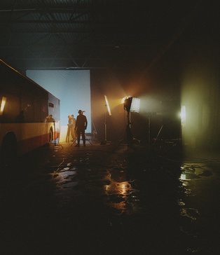 Фінальний момент зйомки — актори на зупинці, команда за камерою