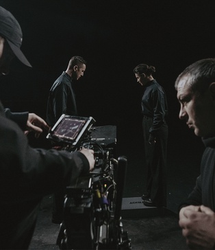 Зйомка на треку з Dolly — павільйон SP Studio, softbox освітлення, технічний супровід