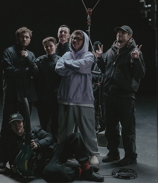 «Координація тканинної інсталяції — павільйон SP Studio, спецефекти з повітряним потоком, технічна команда в роботі