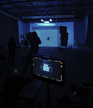 Роботизована камера на треку фіксує акторку у синьому світлі — сцена з кліпу KISS