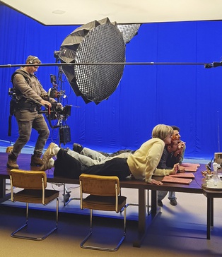 Актори за столом у сцені діалогу — стабілізатор Steadicam, Blue Screen павільйон Київ